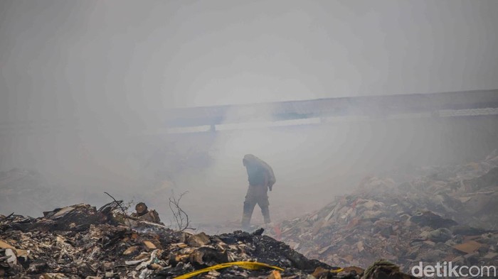 Tumpukan Sampah di Kelapa Gading Kebakaran, Asap Bau Pekat Mulai Masuk ke Permukiman Warga